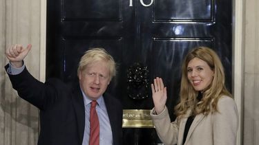 En imagen de archivo del 13 de diciembre de 2019, el primer ministro británico Boris Johson y su pareja, Carrie Symonds, saludan desde su residencia en 10 Downing Street en Londres.&nbsp;