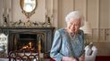 La reina Isabel II de Gran Bretaña reacciona durante una audiencia con el presidente de Suiza, Ignazio Cassis (sin ser visto) en el Castillo de Windsor, al oeste de Londres, el 28 de abril de 2022.