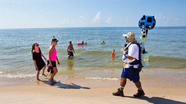 Gregg Matthews lleva cámaras de Google mientras camina por una playa de la isla St. George, en Florida.