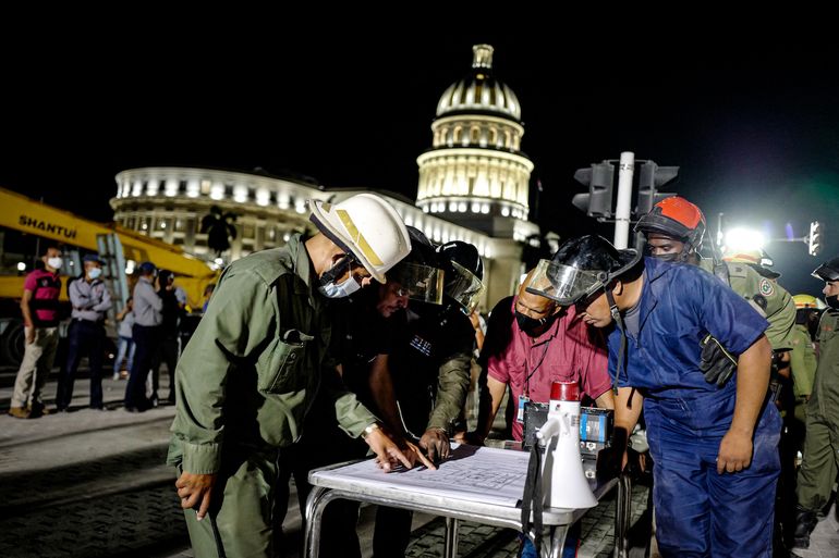 Bomberos revisan un plan mientras continúan los esfuerzos de rescate después de una explosión en el Hotel Saratoga, en La Habana, el 6 de mayo de 2022.   