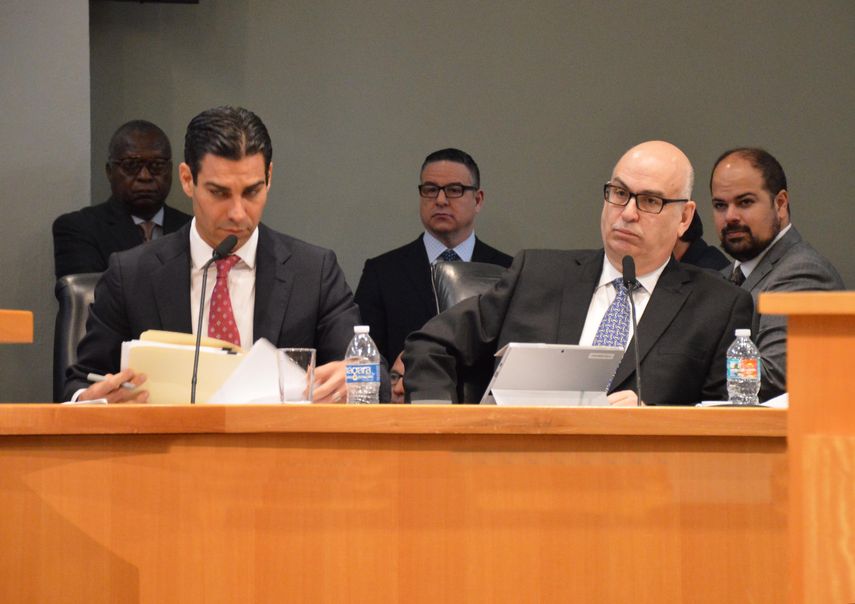 Francis Su&aacute;rez y Emilio Gonz&aacute;lez, durante la reuni&oacute;n de la Comisi&oacute;n de Miami el 9 de enero de 2020.&nbsp;