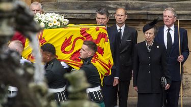 El príncipe Andrés, duque de York, Sophie, condesa de Wessex, el vicealmirante Timothy Laurence, el príncipe Eduardo, conde de Wessex, y la princesa Ana destacan entre el ataúd de la reina Isabel II, cubierto con el estandarte real de Escocia, cuando es llevado al Palacio de Holyroodhouse, en Edimburgo, el 11 de septiembre de 2022.