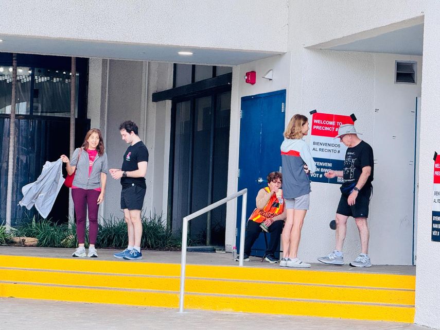 Votantes acuden hoy a las urnas para participar en la jornada electoral.