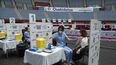 Trabajadores sanitarios vacunan a las personas contra el COVID-19 en la antigua plaza de toros Donostia Arena de San Sebastián el 31 de mayo de 2021.