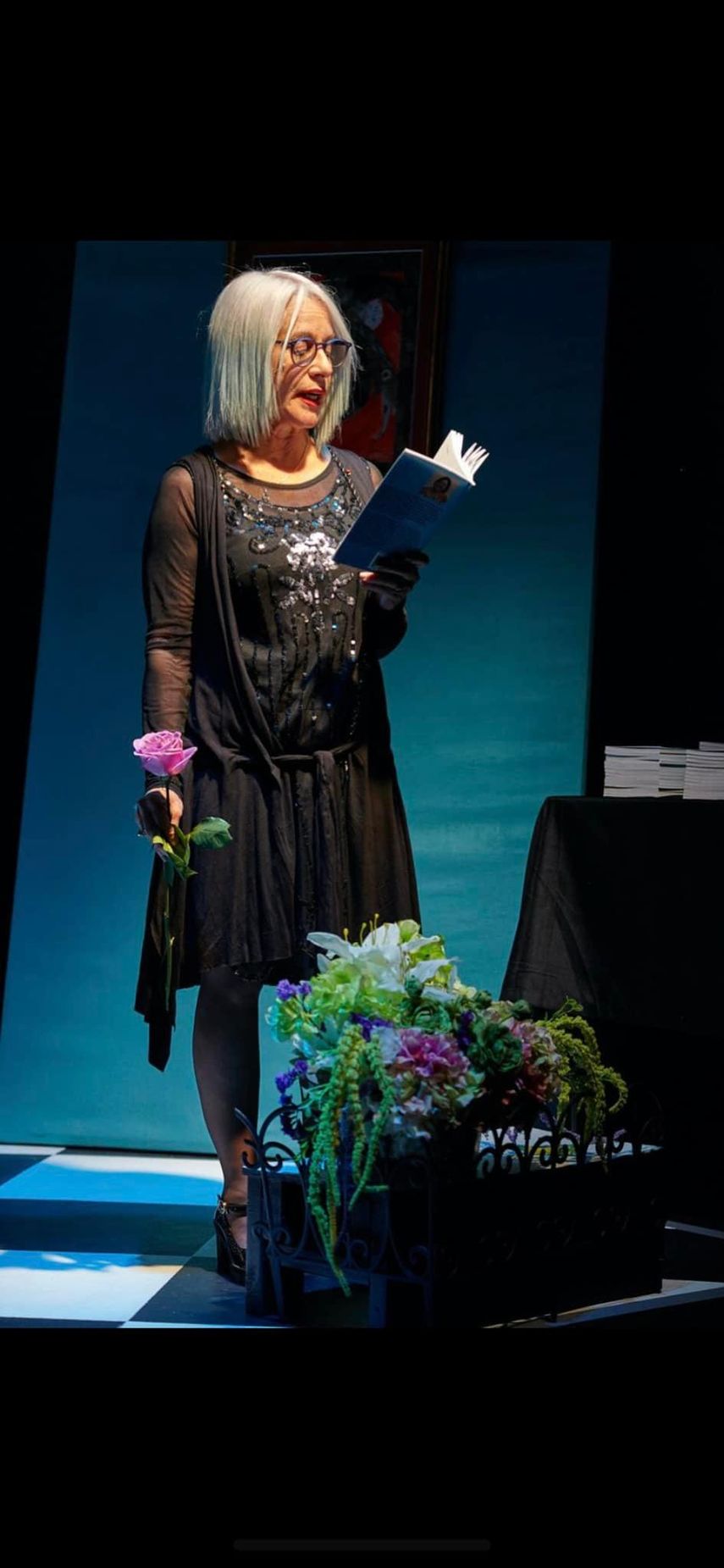 La actriz Belkis Proenza lee poemas de Mireya Goñi.&nbsp;
