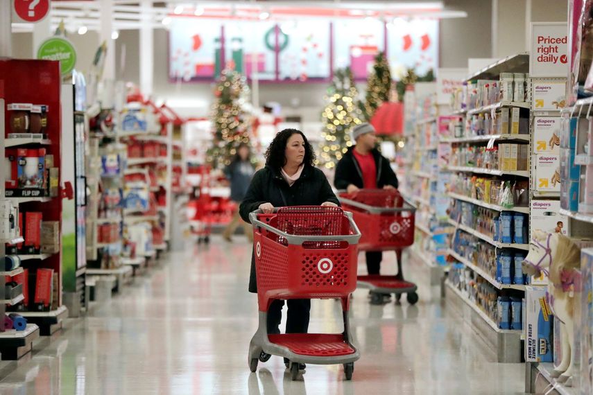 Clientes dentro de una tienda de la cadena minorista Target.
