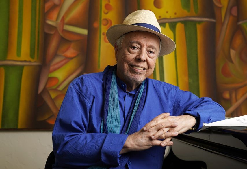 El músico brasileño Sergio Mendes posa para un retrato en su casa en Los Ángeles, el 18 de mayo de 2021.&nbsp;