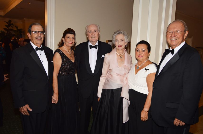 Juan José y María Valentina Calvo, Alberto Vollmer Herrera, Christine de Marcellus de Vollmer, María Cristina y Manolo Díaz.