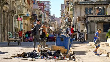 Ciudadanos caminan por las calles de La Habana, Cuba.&nbsp;