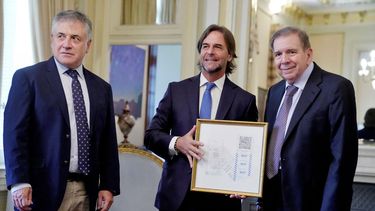 El presidente electo de Venezuela, Edmundo González Urrutia, junto a su homólogo uruguayo, Luis LaCalle Pou, y el canciller Omar Paganini.