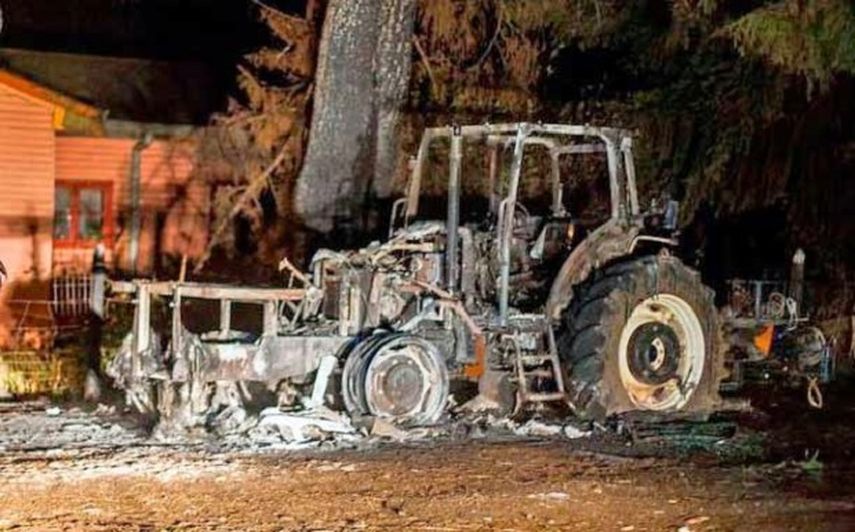 Así quedó el tractor tras el ataque. ( CORTESÍA.portalmalleco.cl)