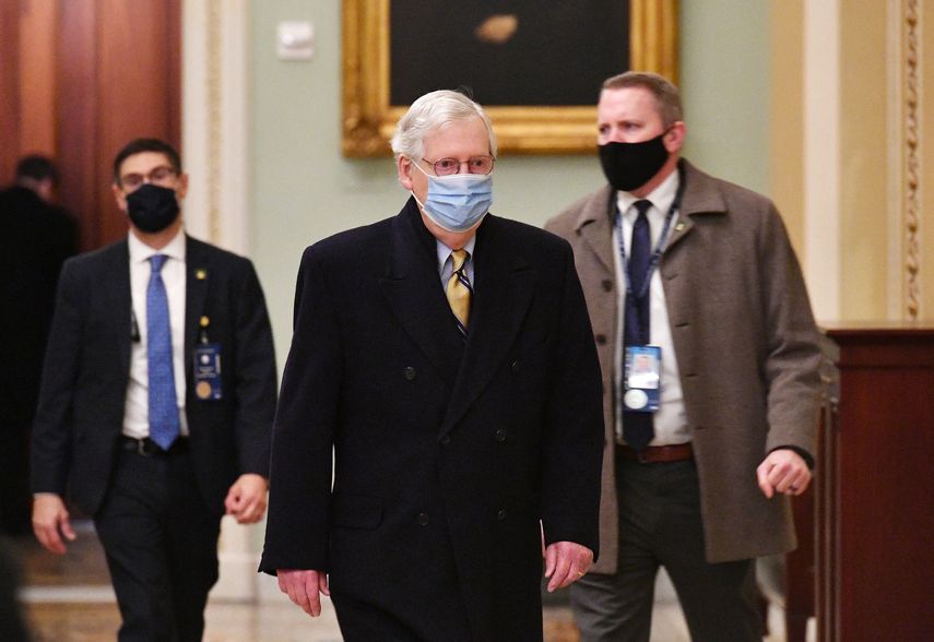 El líder republicano de la minoría del Senado, Mitch McConnell, llega al Capitolio de los Estados Unidos para el quinto día del segundo juicio político del ex presidente de los Estados Unidos, Donald Trump, el 13 de febrero de 2021, en Washington, DC.