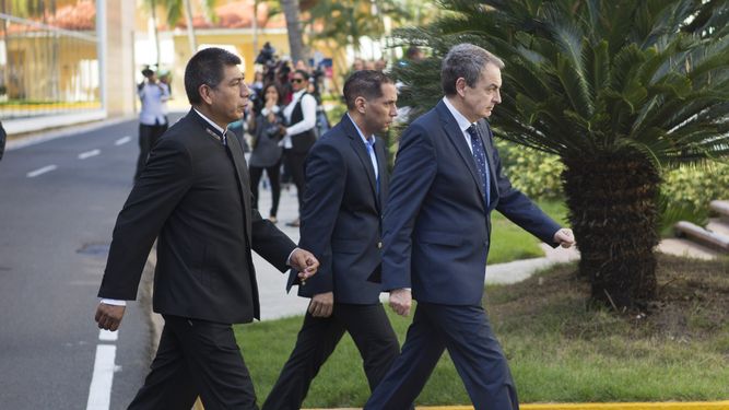 El expresidente del Gobierno español, José Luis Rodríguez&nbsp;Zapatero&nbsp;(d), y el canciller de Bolivia, Fernando Huanacuni Mamani (i).&nbsp;