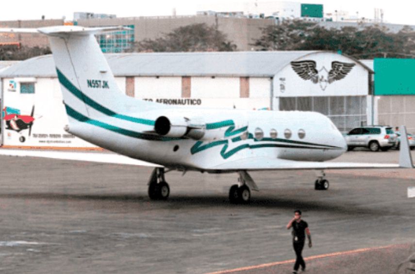 Vista de la aeronave de lujo abandonada en un aeropuerto de Bolivia.