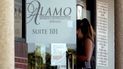 Una mujer ingresa a una clínica de Alamo Womens Reproductive Services, el jueves 7 de octubre de 2021, en San Antonio, Texas, un día después de que un juez federal suspendió una ley del estado que prohibía la mayoría de los abortos. 