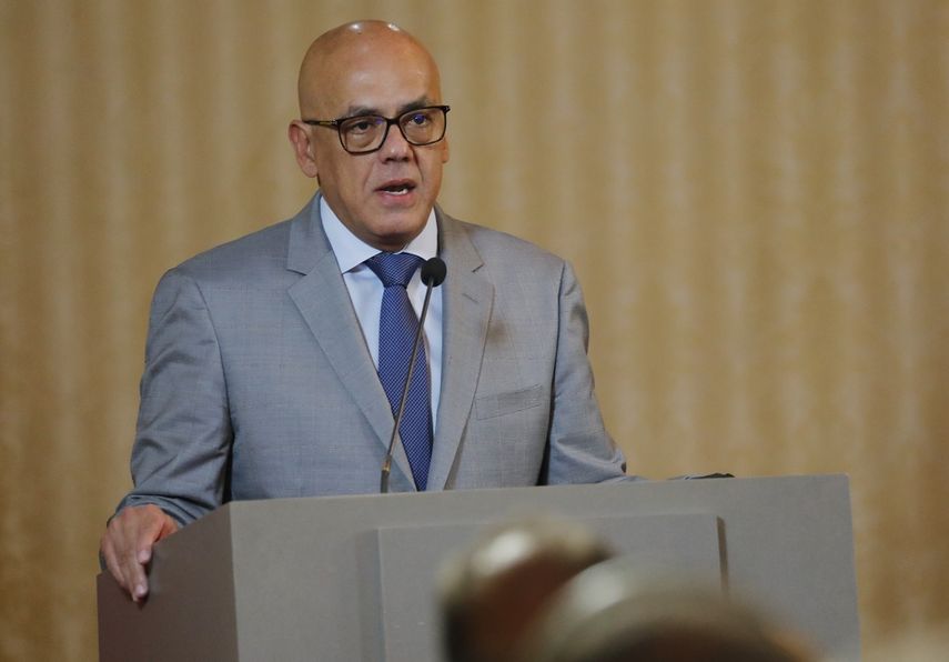 El ministro de Comunicaciones de Venezuela, Jorge Rodríguez, habla durante una reunión con miembros del cuerpo diplomático acreditado en Venezuela, en la sede de la Cancillería en Caracas, Venezuela, el lunes 9 de septiembre de 2019.&nbsp;