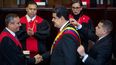 Maikel Moreno (izq.), presidente del ilegítimo Tribunal Supremo de Justicia, saluda al dictador Nicolás Maduro, quien se declaró presidente de Venezuela en un acto calificado de usurpación de poder por la comunidad internacional.