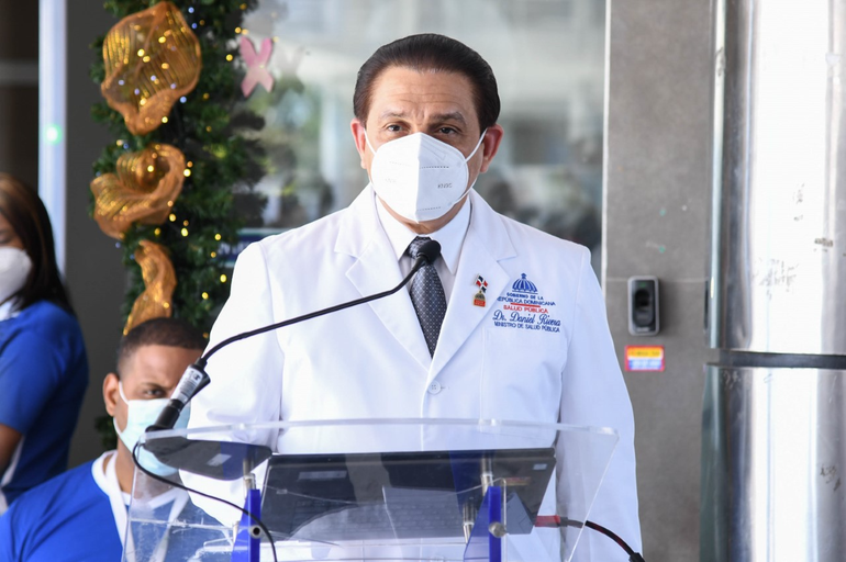 El ministro de Salud de la República Dominicana, Daniel Rivera ofrece este miércoles detalles sobre la situación por COVID en el país, en rueda de prensa en la explanada de la sede de salud.
