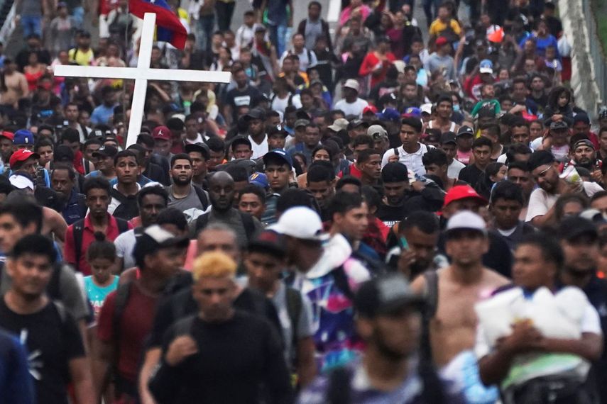Migrantes, muchos de Centroamérica y Venezuela, caminan por la carretera Huehuetán en el estado de Chiapas, México, la madrugada del martes 7 de junio de 2022.&nbsp;