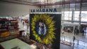 Trabajadores revisan el montaje de la obra artística titulada Cachita del artista cubano Michel Mirabal en el aeropuerto de La Habana, Cuba, el lunes 18 de octubre de 2021. 