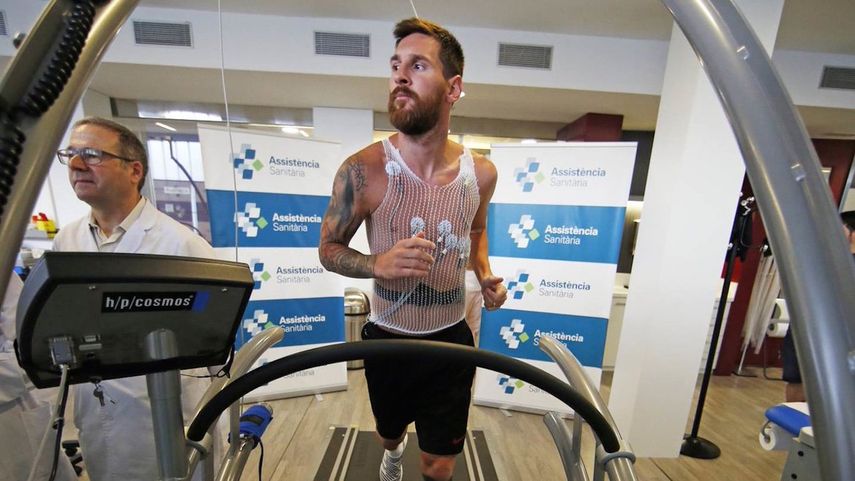 Messi durante la realización de los exámenes médicos de rigor en las instalaciones del club catalán.