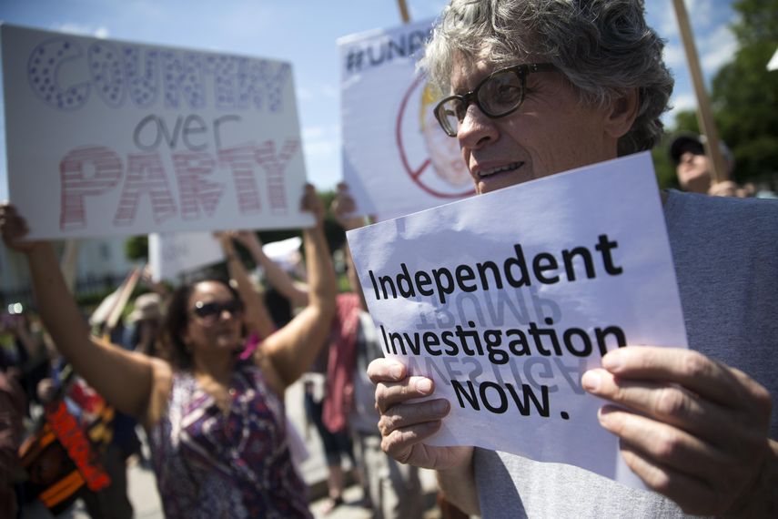 Personas manifiestan contra el despido del director del FBI, James Comey, frente a la Casa Blanca en Washington.
