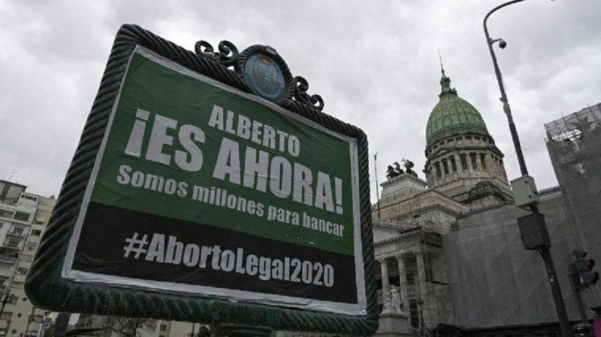 En esta foto de archivo tomada el 28 de octubre de 2020, se muestra un cartel publicitario pidiendo al presidente Alberto Fernández que presente un nuevo proyecto de ley para legalizar el aborto frente al edificio del Congreso argentino en Buenos Aires, en medio de la pandemia de coronavirus. El presidente argentino Alberto Fernández anunció el 17 de noviembre de 2020 en Twitter que enviará un proyecto de ley de legalización del aborto al Congreso.