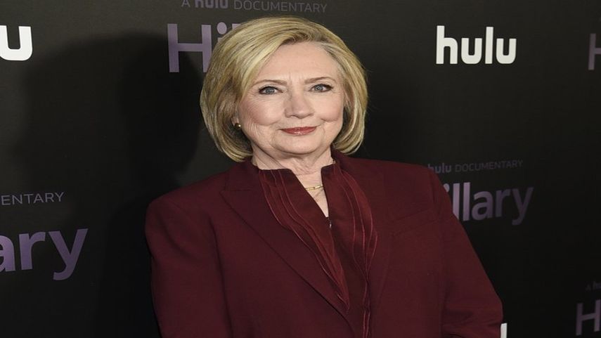 La exsecretaria de Estado Hillary Clinton asiste al estreno del documental de Hulu Hillary en Nueva York el 4 de marzo del 2020. Clinton se asoció con su amiga Louise Penny para escribir la novela State of Terror, que se publicará el 12 de octubre de 2021.&nbsp;