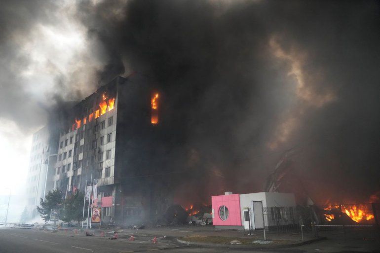 Un edificio arde en llamas después de un bombardeo ruso en Kiev, Ucrania, el jueves 3 de marzo de 2022.   