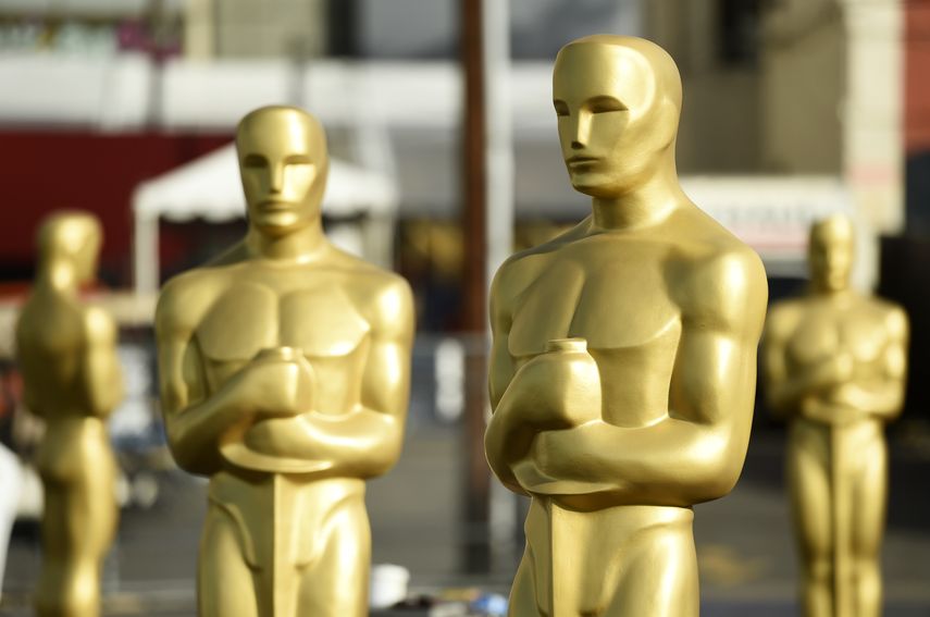 Estatuas del Oscar pueden verse en el Boulevard de Hollywood en preparaci&oacute;n para los Premios de la Academia del domingo en el Teatro Dolby, en Los Angeles.