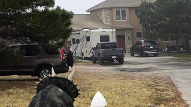 La figura de un dinosaurio en el patio de una casa en donde encontraron cuatro cuerpos un día antes en Gleneagle, cerca de Monument, Colorado, el 31 de octubre de 2021.&nbsp;