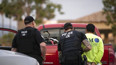 Agentes del Servicio de Control de Inmigración y Aduanas detienen a un hombre en California.