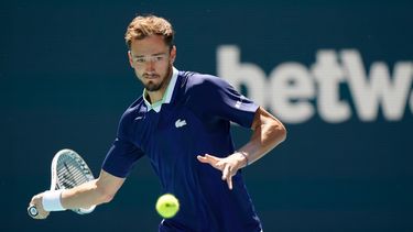 Daniil Medvedev devuelve un tiro de Andy Murray durante el Abierto de Miami, el sábado 26 de marzo de 2022 en Miami Gardens, Florida. Ahora alcanza los Octavos de Final