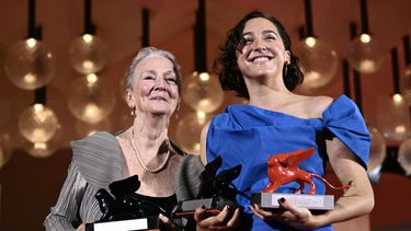 Kathleen Chalfant, Premio Orizzonti a la Mejor Actriz, y Sarah Friedland, León del Futuro – Premio de Venecia Luigi De Laurentiis a la Mejor Ópera Prima y Premio Orizzonti a la Mejor Dirección por Toque Familiar, posan durante una sesión fotográfica tras la ceremonia de entrega de premios del 81.º Festival de Cine de Venecia, el 7 de septiembre de 2024 en el Lido de Venecia.