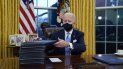 El presidente Joe Biden firma sus primeras órdenes ejecutivas, 20 de enero de 2021 en la Oficina Oval de la Casa Blanca, en Washington. El presidente Joe Biden firma sus primeras órdenes ejecutivas, 20 de enero de 2021 en la Oficina Oval de la Casa Blanca, en Washington.