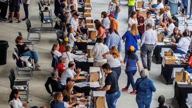 Miles de venezolanos en el exterior están llamados a votar en las elecciones primarias de la oposición para votar en las elecciones primarias de la oposición para elegir al rival de Nicolás Maduro en las presidenciales de 2024, en Doral, Florida, el domingo 22 de octubre de 2023.