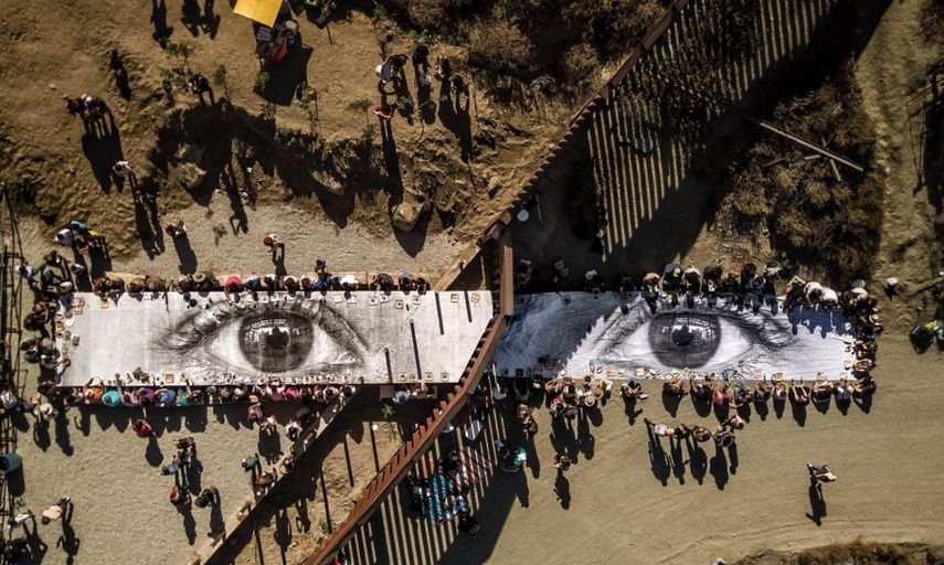 Vista aérea del picnic binacional que despidió a la imagen del niño Kikito, que permaneció durante un mes en la frontera entre EEUU y México.