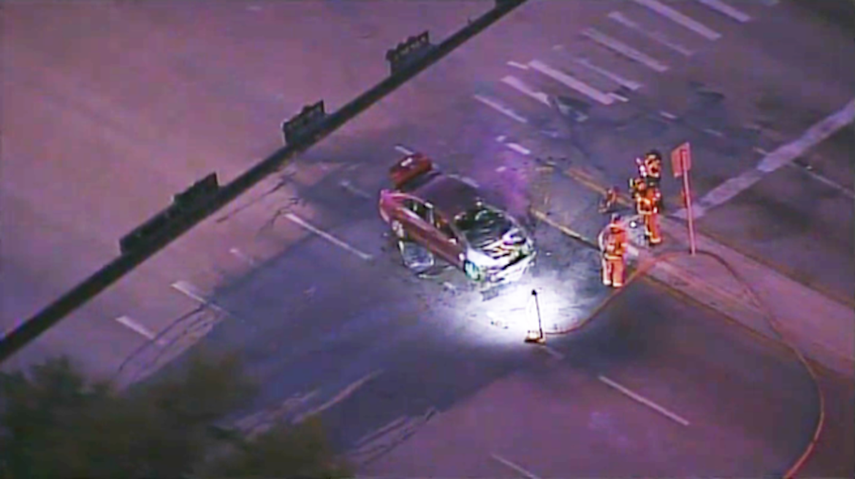 El conductor estaba atrapado dentro del vehículo mientras este se incendiaba.