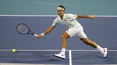 Roger Federer, de Suiza, enfrenta a Denis Shapovalov, de Canadá, durante las semifinales masculinas del torneo de tenis Miami Open, este 29 de marzo de 2019.
