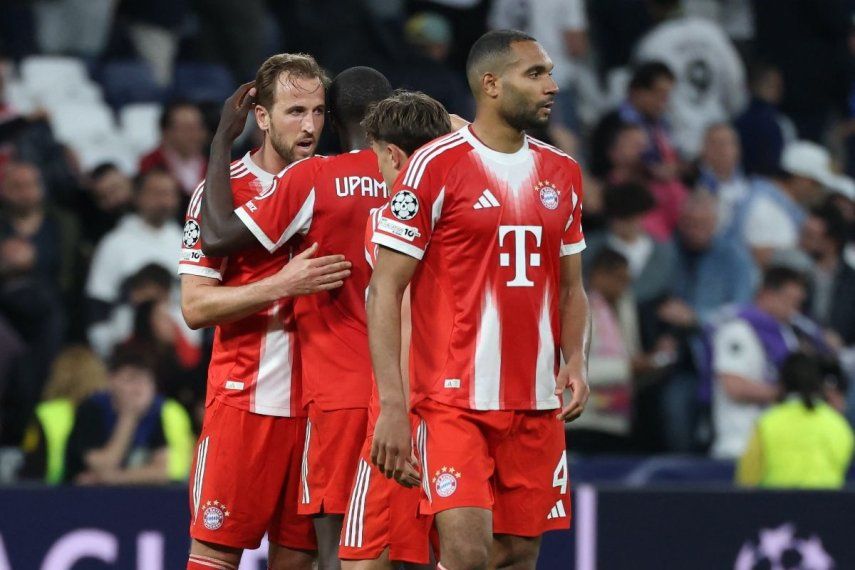 El atacante inglés del Bayern Múnich, Harry Kane, celebra con sus compañeros luego de anotar el segundo gol de su equipo en un partido contra el Real Madrid, el 7 de abril de 2026.