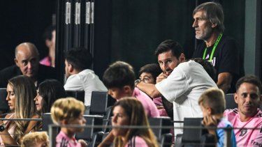 El delantero argentino del Inter Miami, Lionel Messi, observa desde las gradas con su familia durante el partido de cuartos de final de la Copa de la Liga entre el Inter Miami FC y el Tigres UANL en el Chase Stadium en Fort Lauderdale, Florida, el 20 de agosto de 2025.