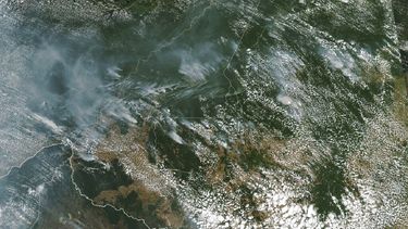 Esta imagen satelital proporcionada por la NASA el 13 de agosto de 2019 muestra varios incendios en la selva amazónica brasileña.&nbsp;