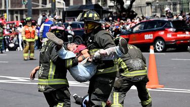 Bomberos participaban en simulacro en la Plaza Zócalo de la Ciudad de México el 19 de septiembre de 2022, momentos antes del terremoto. 