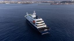 Esta fotografía aérea muestra una vista general del crucero MV Hondius anclado frente al puerto de Praia, la capital de Cabo Verde, el 5 de mayo de 2026. Esta fotografía aérea muestra una vista general del crucero MV Hondius anclado frente al puerto de Praia, la capital de Cabo Verde, el 5 de mayo de 2026.
