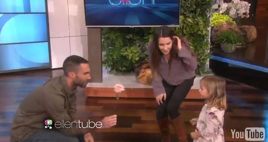 Adam Levine, Mila y la mamá en el programa de televisión, The Ellen Show, conducido por Ellen DeGeneres. (YOUTUBE)
