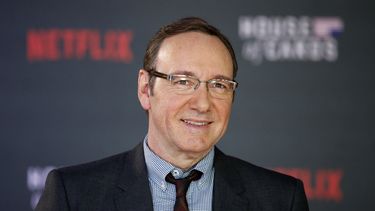 En esta foto de archivo tomada el 26 de febrero de 2015, el actor estadounidense Kevin Spacey posa para los fotógrafos en la alfombra roja antes del estreno mundial de la serie de televisión House of Cards - Temporada 3, Episodio 1 en Londres.&nbsp;
