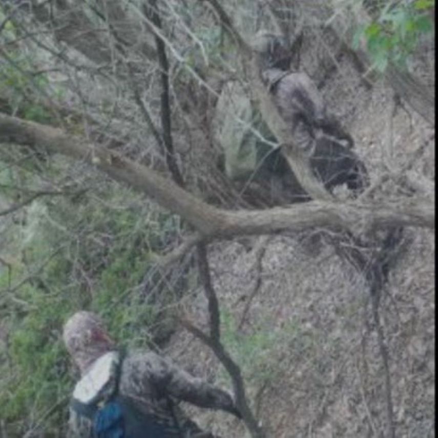 Migrantes irregulares entrando a territorio estadounidense evadiendo los controles en la frontera. Migrantes irregulares entrando a territorio estadounidense evadiendo los controles en la frontera.