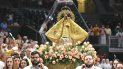 La Virgen es llevada en hombros, durante procesión en Miami. La Virgen es llevada en hombros, durante procesión en Miami.