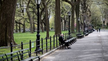 Una mujer se sienta banca en una casi des&eacute;rtica en el parque centra de Manhattan en la ciudad de Nueva York, el d&iacute;a 16 de abril de 2020