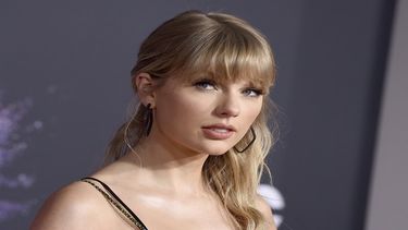 En esta foto del 24 de noviembre de 2019, Taylor Swift en los American Music Awards en Los Angeles. Swift anunció el próximo lanzamiento del primero de sus discos regrabados: Fearless: Taylors Version.&nbsp; 